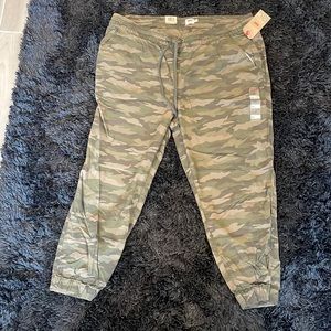 New with tag levi’s  camo joggers